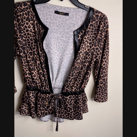 Chic Leopard Print Blouse with Black Trim - Picture 3 of 8